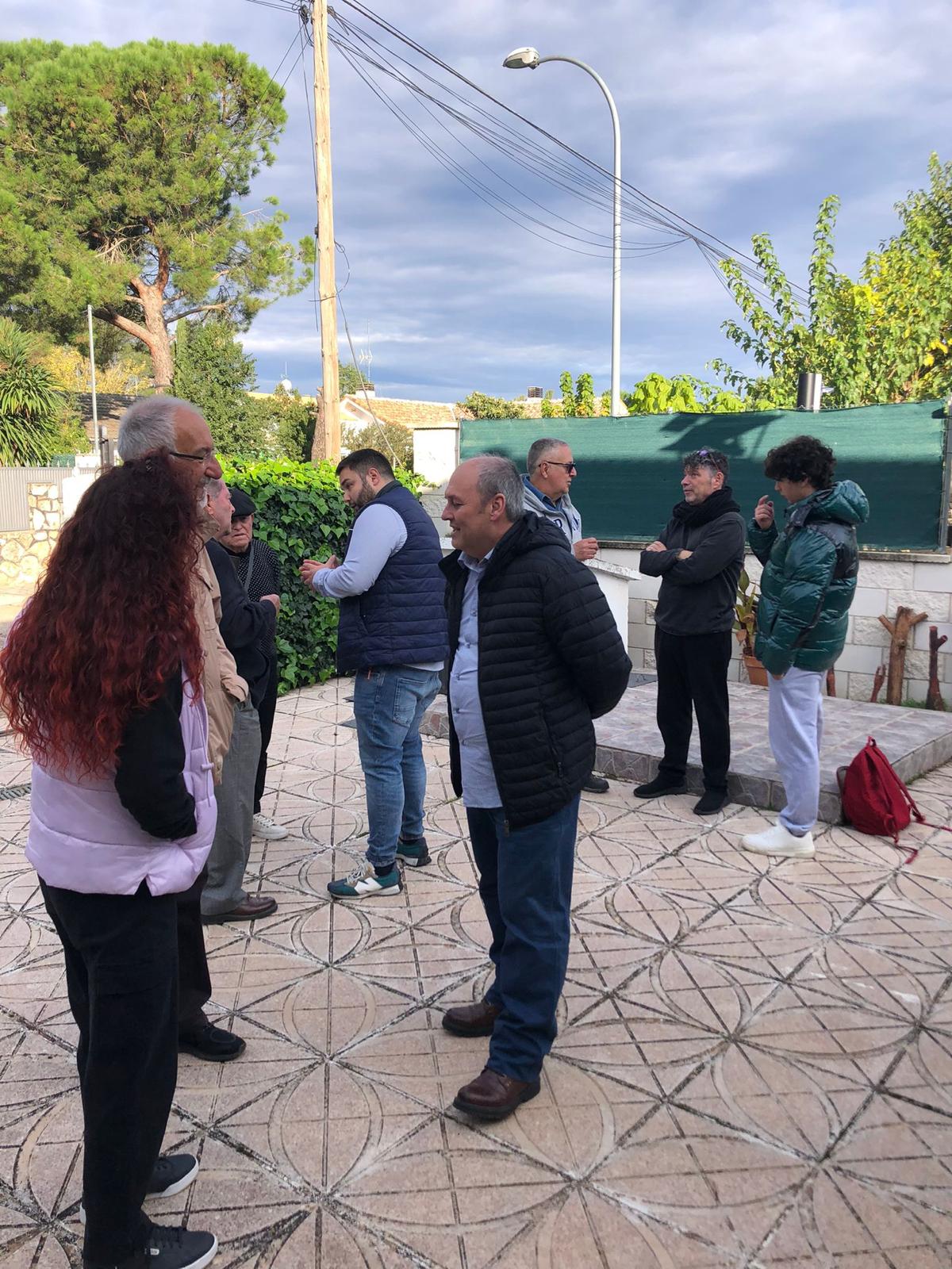 Vecinos y equipo de Comunidad Solar reunidos en Nuevo Baztán