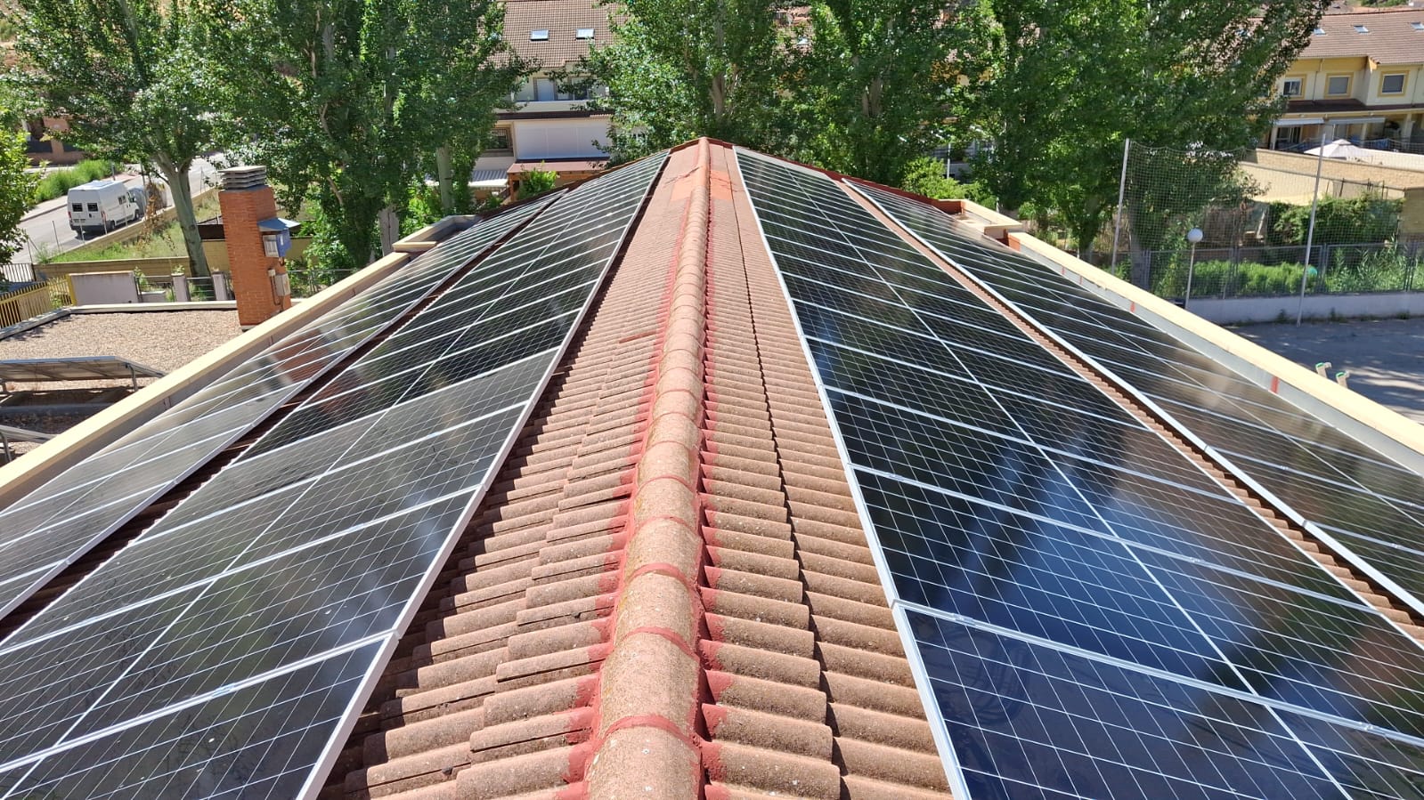 Paneles solares sobre la cubierta del CEIP Gregorio Canella de Villalbilla